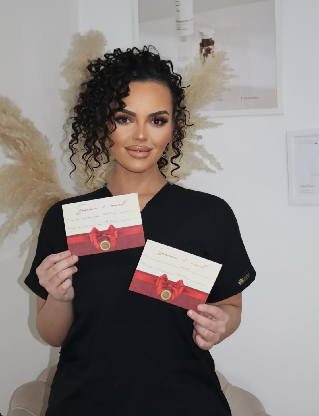 Zilha Omerović sa poklon bonovima u Z Skin Beauty Room studiju